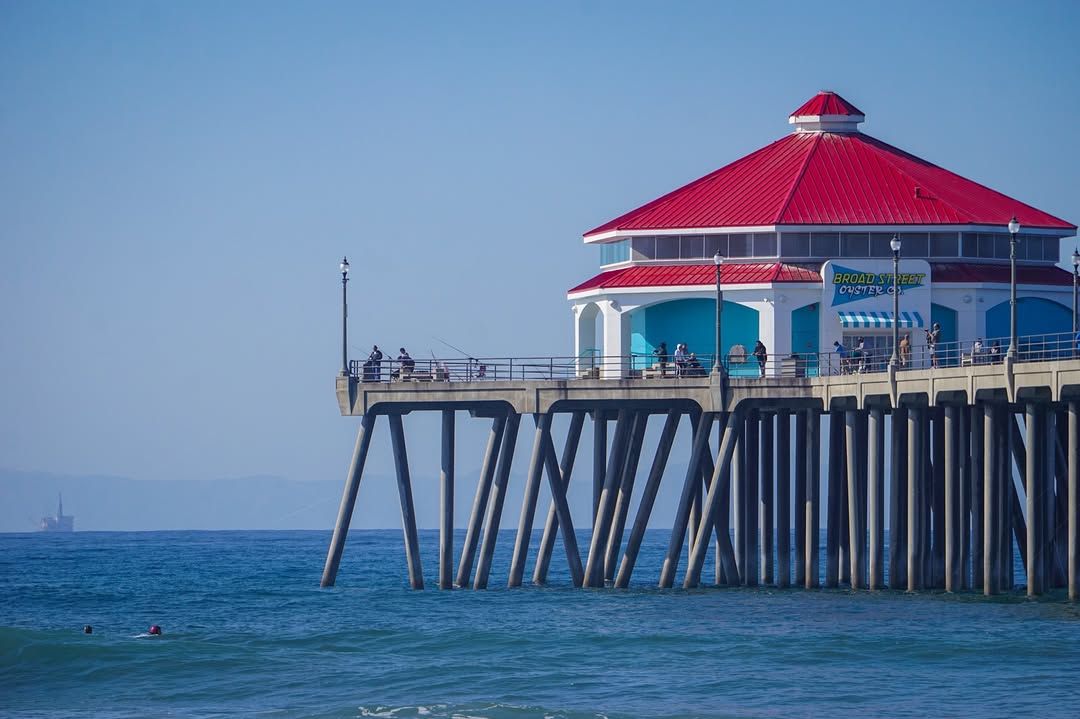 Jetée de Huntington Beach avec son restaurant Ruby’s Diner au-dessus de l’océan